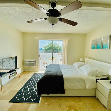 Gorgeous Studio With Water And Miami Skyline Views
